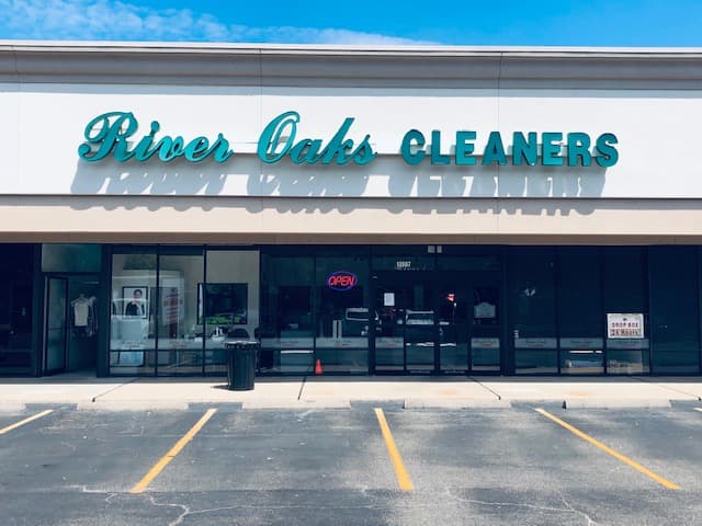River Oaks Cleaners gallery image 2