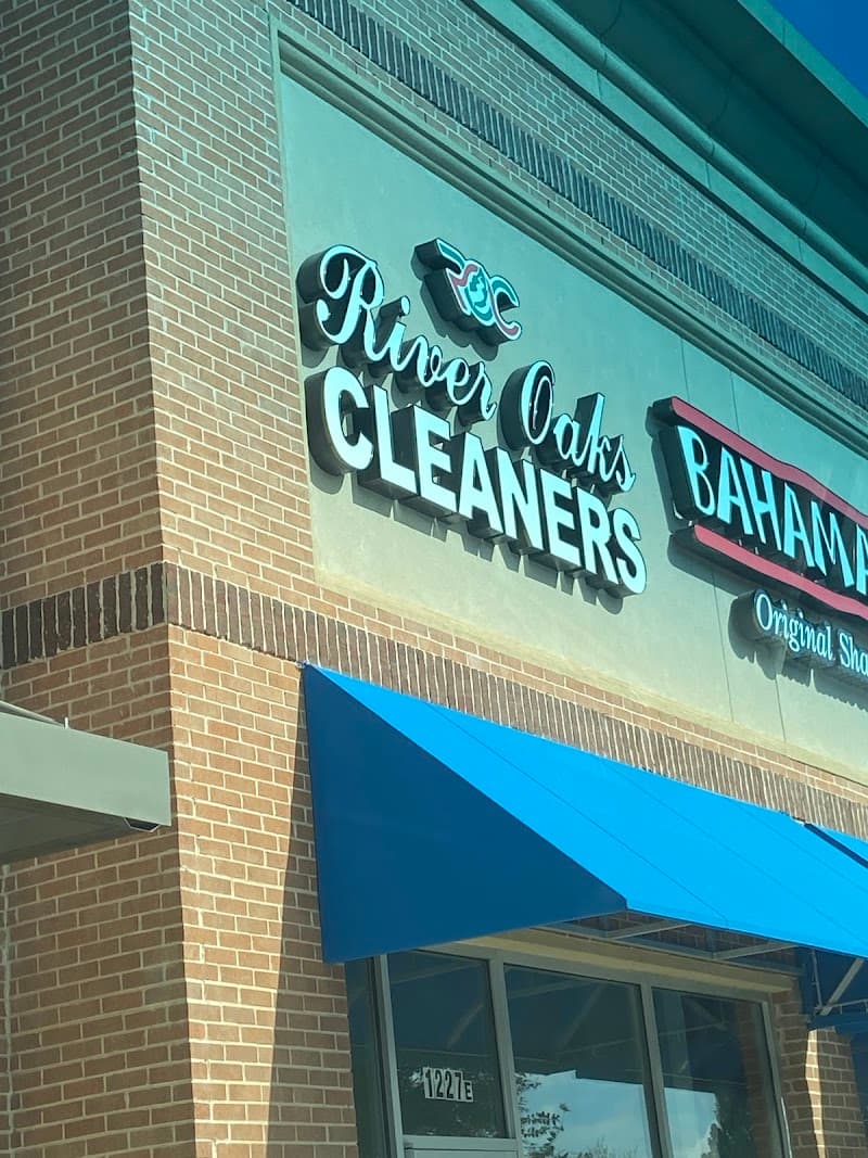River Oaks Cleaners gallery image 6